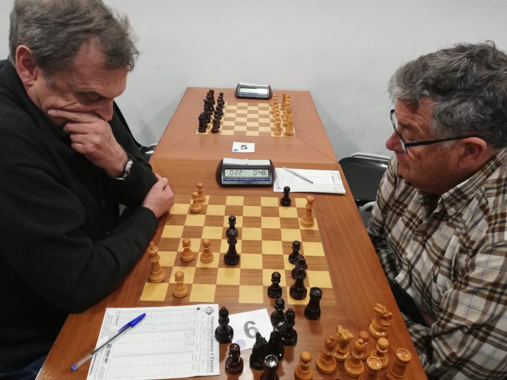 La imatge actual no té text alternatiu. El nom del fitxer és: Josep-Lopez-Atalaya-a-lesquerra-intentant-fer-taules-al-seu-rival.jpeg